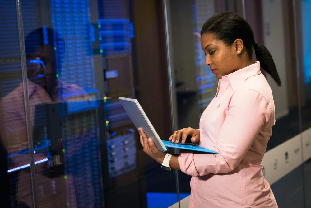 Figura: Ingegnere informatico al lavoro su un laptop in un data center, simbolo dell’uso di software avanzati e sistemi IoT per monitorare e ottimizzare i processi produttivi.